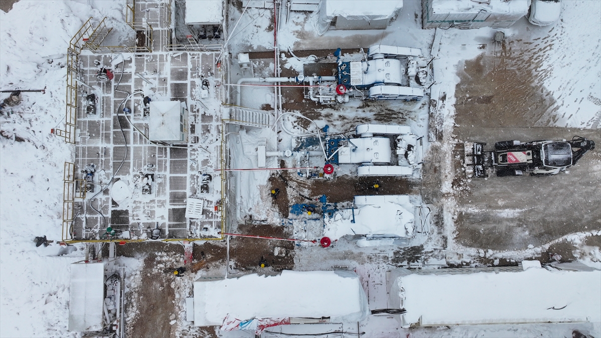 Kar kalınlığının 2,5 metreyi bulduğu Gabar'da petrol üretimi hız kesmeden  sürüyor | TRT Haber Foto Galeri