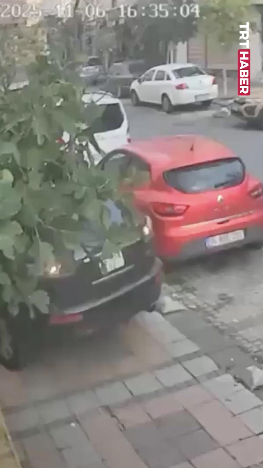 Kendi aracının altında kaldı