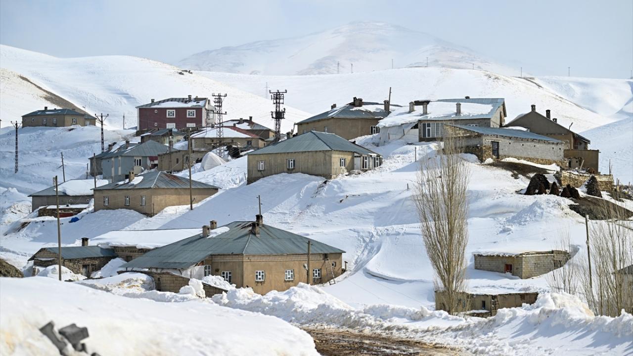 "Mahallede kar kalınlığı 3-4 metreyi buluyor"