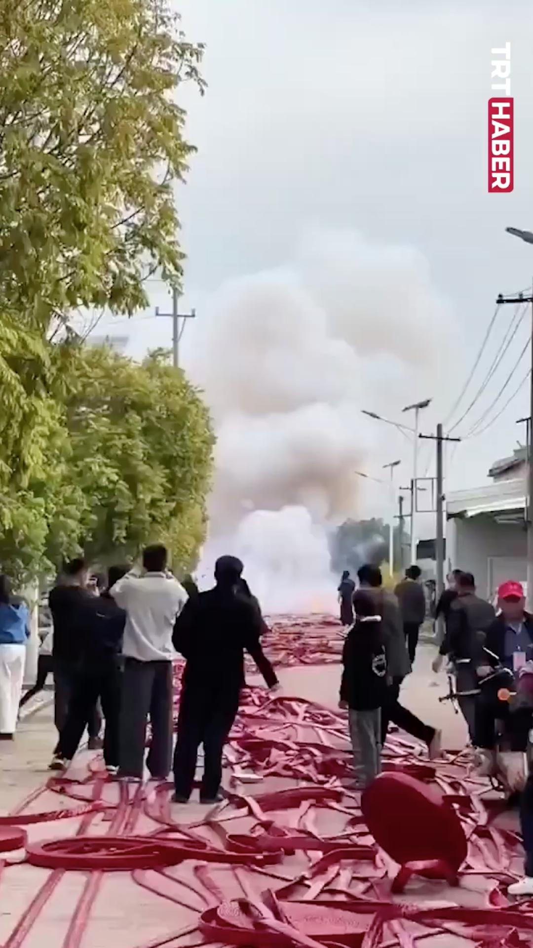 Maytaplar, sokakları dumanla kapladı