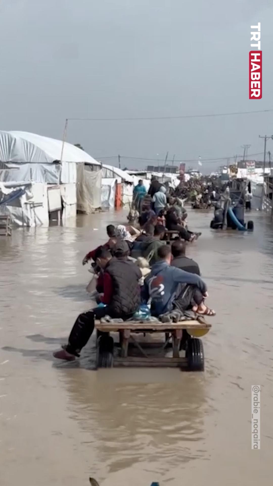 Gazzeliler, su basan çadırlarda yaşam mücadelesi veriyor...