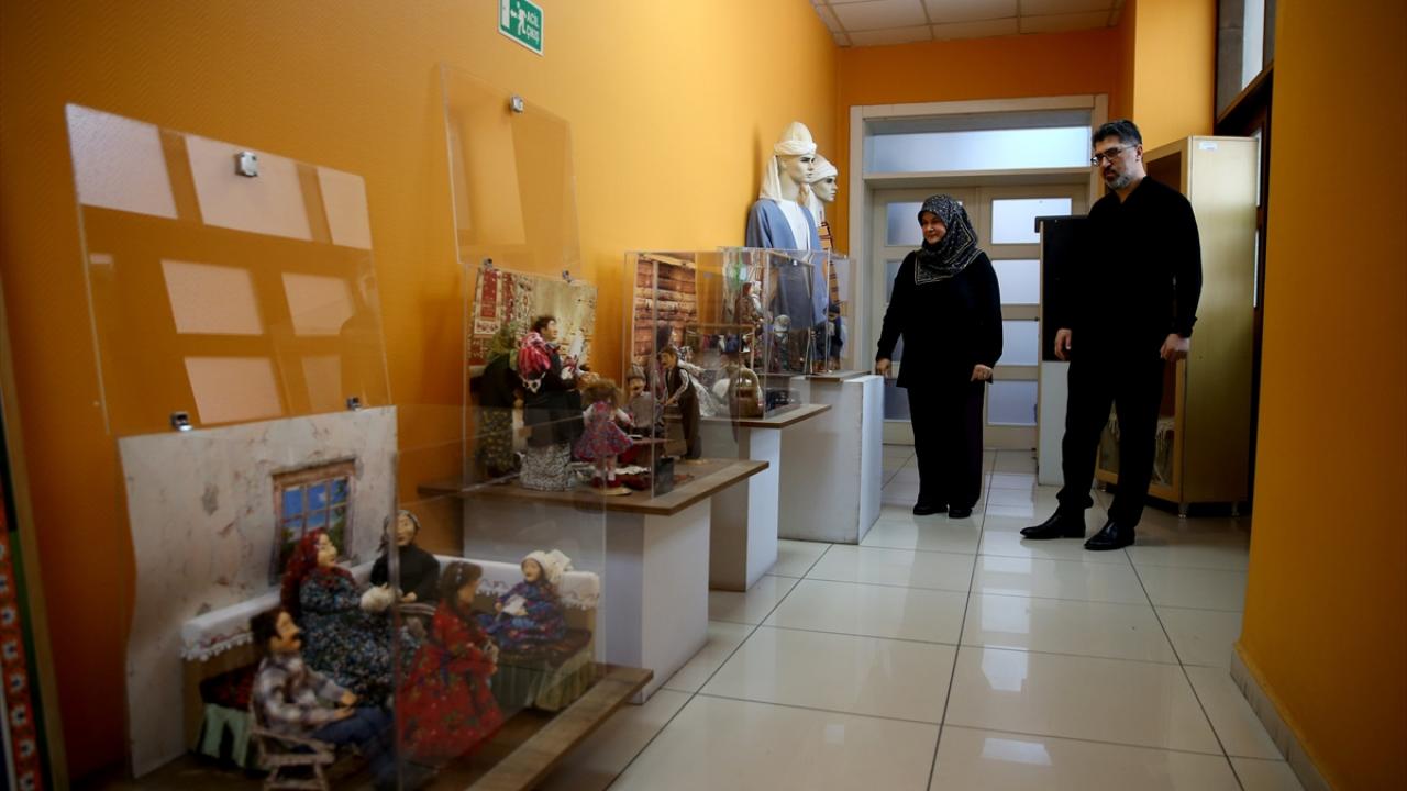 Kültürü yaşatmak için sandık ve eski resimlerden yararlanıyorlar