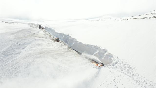 Ağrı-Kağızman kara yolu, kar kalınlığının 5 metreyi bulduğu bölgede ulaşıma açıldı