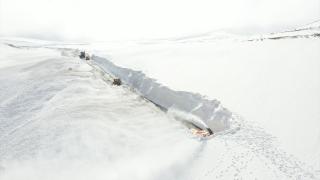 Ağrı-Kağızman kara yolu, kar kalınlığının 5 metreyi bulduğu bölgede ulaşıma açıldı