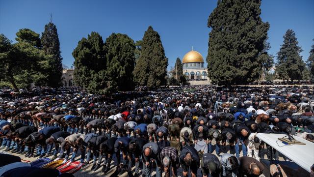İsrail kısıtlamalarına rağmen binlerce kişi ramazan ayının ilk cumasını Aksa'da kıldı
