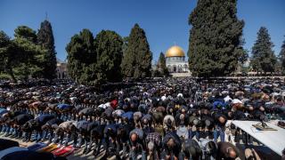 İsrail kısıtlamalarına rağmen binlerce kişi ramazan ayının ilk cumasını Aksa'da kıldı