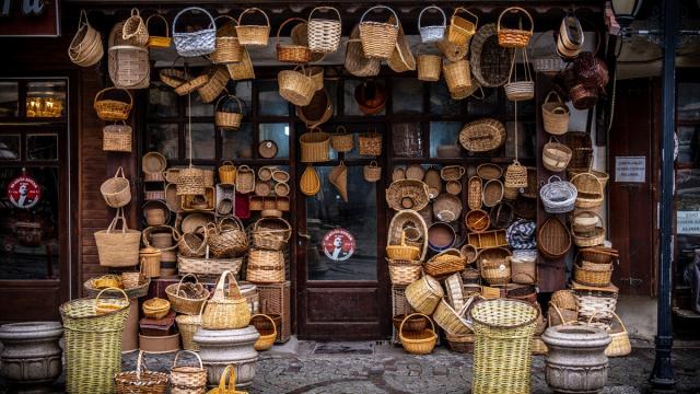 Başkentte kale çevresinde renkli dükkanlarla yaşayan miras