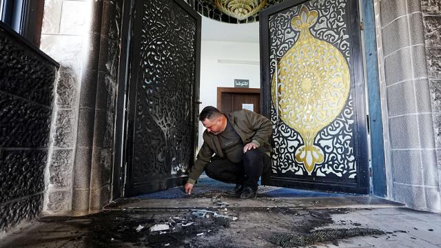 İşgalci İsrailliler, Batı Şeria'da bir caminin girişini yaktı