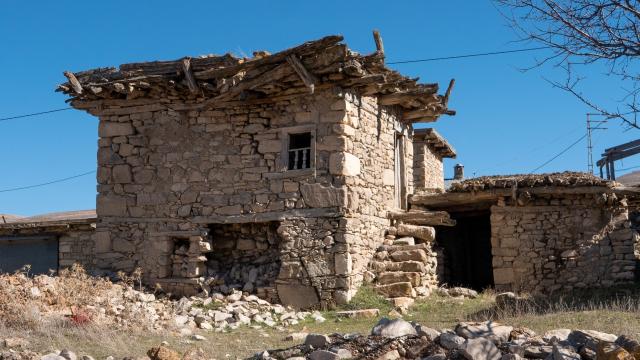 Beğiş'in asırlık taş evleri zamana direniyor