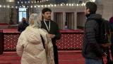 Camilerde turistlere İslam'ı anlatıyorlar
