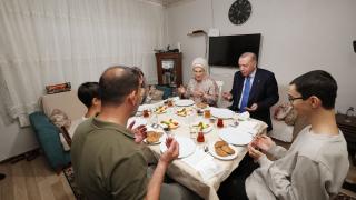 Cumhurbaşkanı Erdoğan İstanbul'da bir ailenin iftar sofrasına konuk oldu