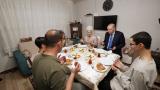 Cumhurbaşkanı Erdoğan İstanbul'da bir ailenin iftar sofrasına konuk oldu