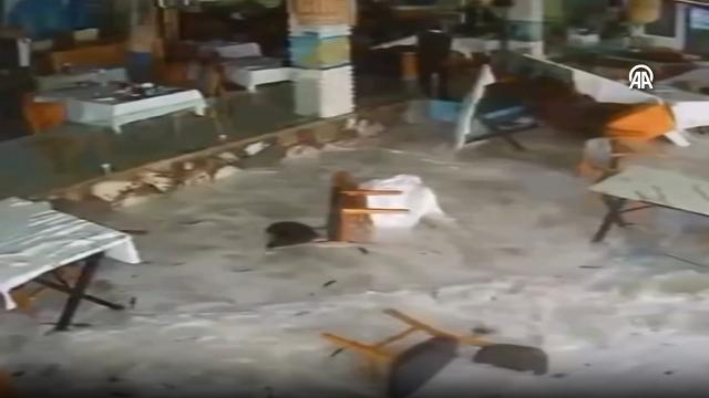 Fırtına sahili vurdu: Dev dalgalar restoranı bastı