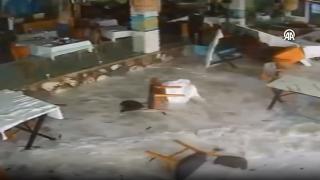 Fırtına sahili vurdu: Dev dalgalar restoranı bastı