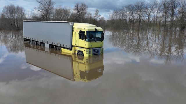 Edirne'de tırıyla taşkın sahasında mahsur kalan sürücü kurtarıldı