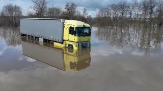 Edirne'de tırıyla taşkın sahasında mahsur kalan sürücü kurtarıldı