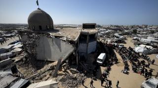 Gazze'de ramazan ayının ilk cuması El-Albani Camii enkazında kılındı