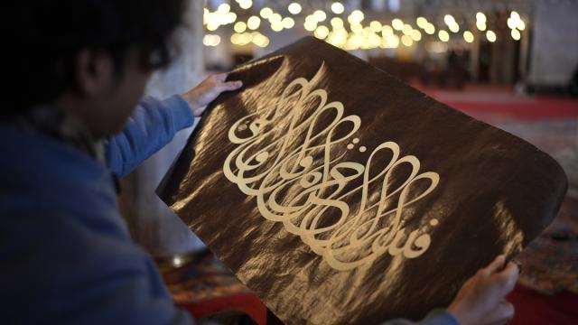 Endonezyalı Ziya ul Zikra, hat sanatında ustalaşmak için Türkiye'de sabırla çalışıyor