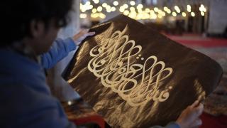 Endonezyalı Ziya ul Zikra, hat sanatında ustalaşmak için Türkiye'de sabırla çalışıyor