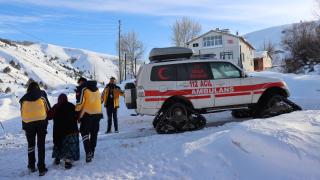 Sağlık ekipleri, kırsaldaki hastalara paletli ambulanslarla ulaşıyor