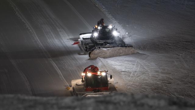 Pistler gece boyu süren çalışmalarla kayakseverler için hazırlanıyor