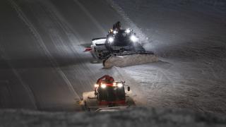 Pistler gece boyu süren çalışmalarla kayakseverler için hazırlanıyor