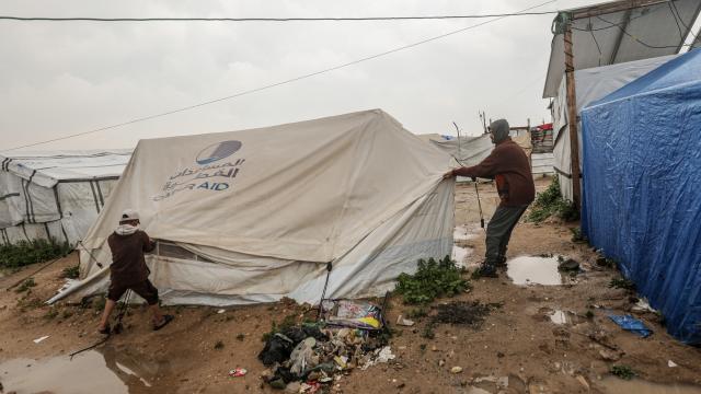 Gazze'de yerinden edilen Filistinlilerin çadırlarını şiddetli yağış nedeniyle su bastı