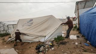 Gazze'de yerinden edilen Filistinlilerin çadırlarını şiddetli yağış nedeniyle su bastı