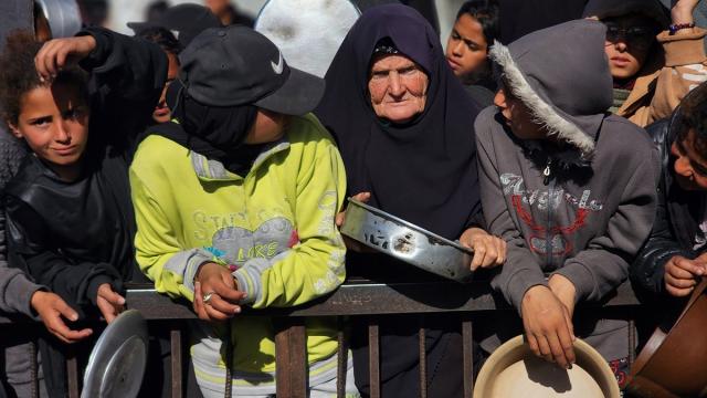 Gazze'de yerinden edilmiş Filistinlilere sıcak yemek dağıtımı yapıldı