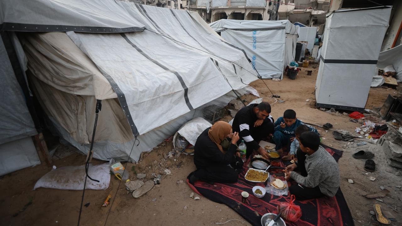 Soykırımcı İsrail'in saldırısında evleri yıkılan Gazzeli aile ramazanı buruk karşılıyor