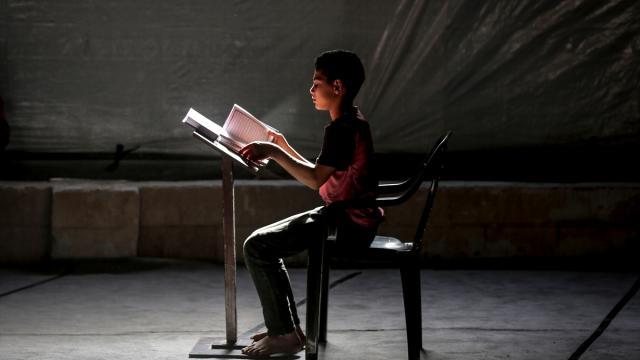 Gazze’de ramazan ayının ilk günü, vatandaşlar camilerde Kur’an-ı Kerim okuyarak geçirdi