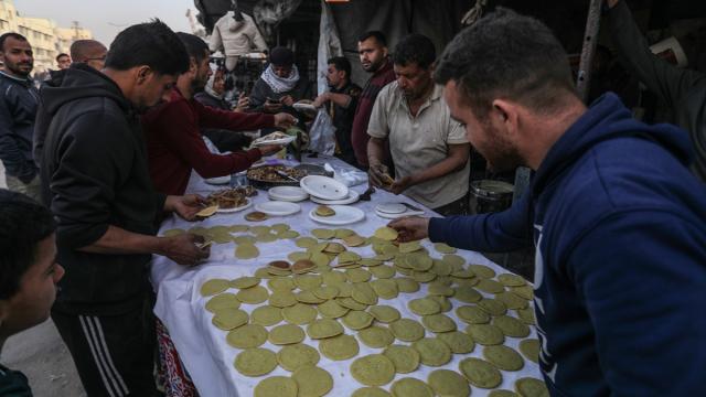 Han Yunus’ta ramazanın ilk gününde alışveriş hareketliliği