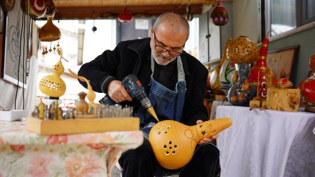 Isparta'da emekli öğretmen su kabağını sanata dönüştürüyor
