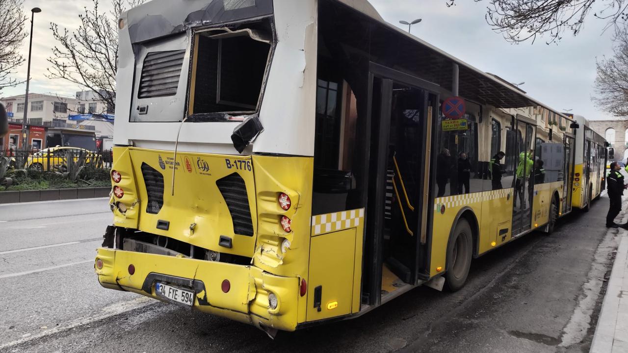 Fatih'te 3 İETT otobüsü durağa yanaşırken kaza yaptı