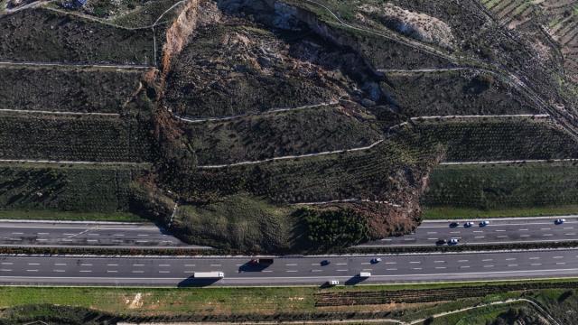 Toprak kayması nedeniyle ulaşıma kapatılan İstanbul-İzmir Otoyolu yeniden açıldı