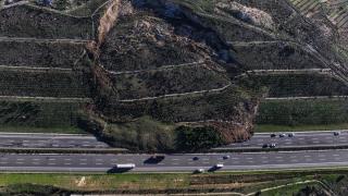 Toprak kayması nedeniyle ulaşıma kapatılan İstanbul-İzmir Otoyolu yeniden açıldı