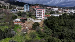 İzmir'de toprak kayması sonucu apartman tahliye edildi