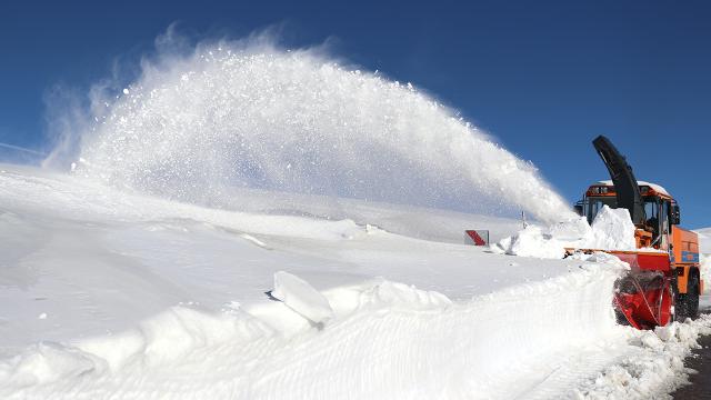 Ağrı'da kar kalınlığı 2-3 metreyi aştı, kar kaplanları iş başında