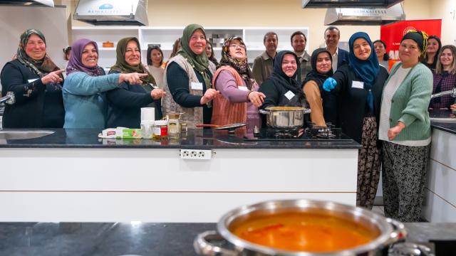 İftar sofralarının vazgeçilmezi Korkuteli Yelten tarhanası standarta kavuşuyor