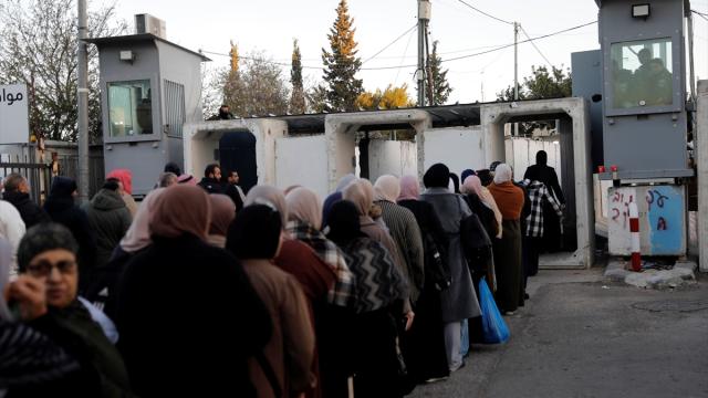 Batı Şeria'daki Filistinliler, ramazan ayının ilk cumasını Aksa'da kılmak için Kudüs'e geçmeye çalıştı