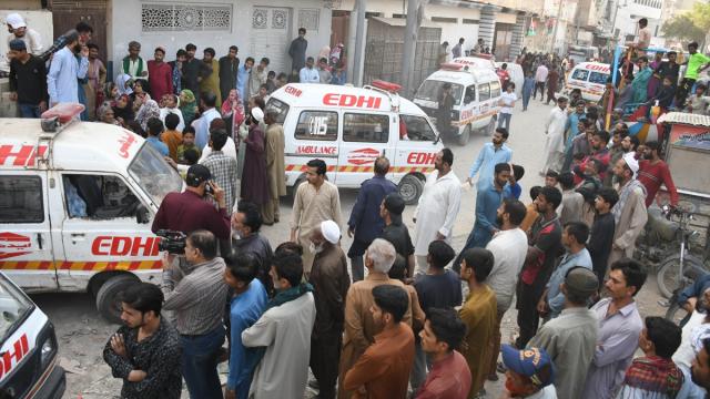 Pakistan'da apartmanda meydana gelen patlama: 4'ü çocuk 13 kişi hayatını kaybetti