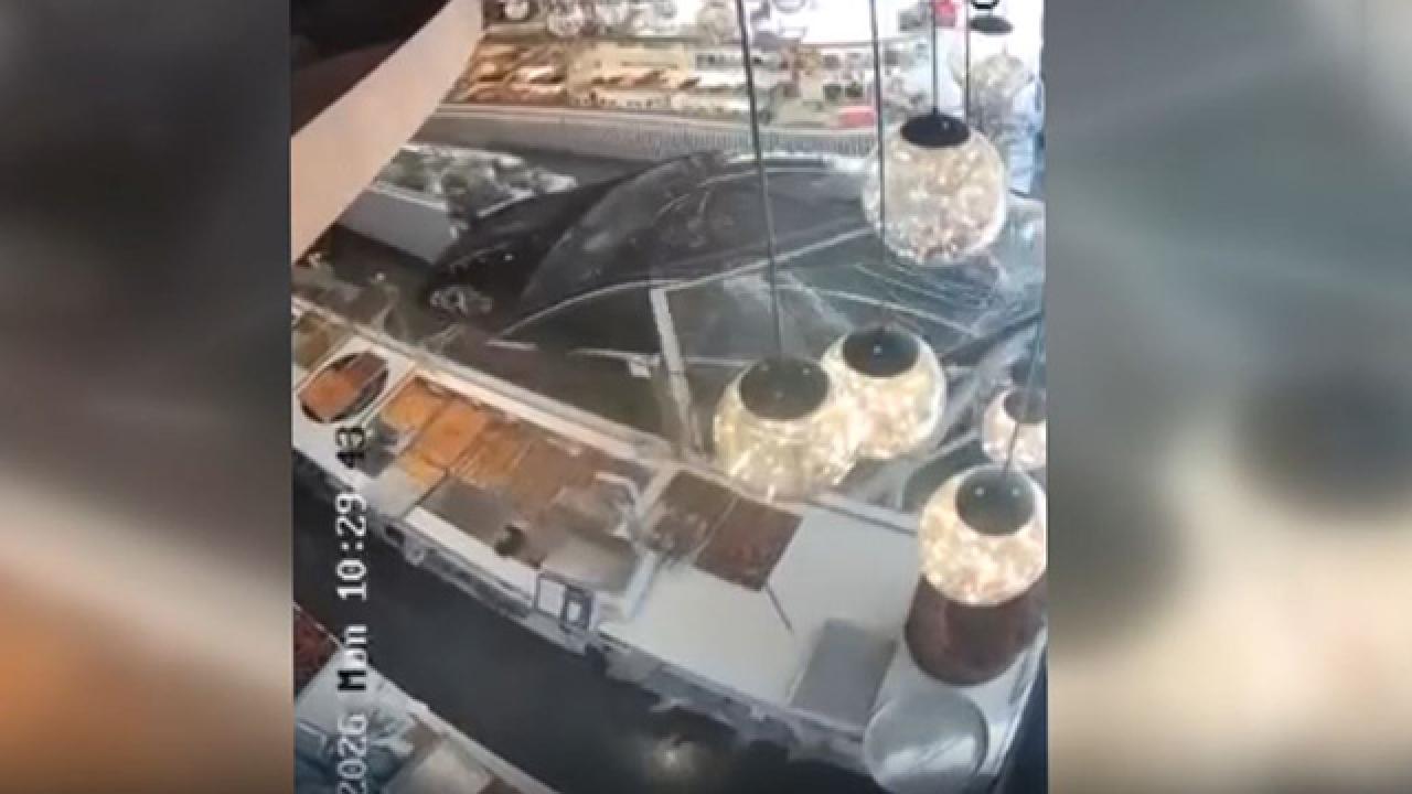 Kontrolden çıkan araç pastaneye girip çıktı