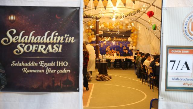 Okul bahçesindeki 'Selahaddin'in Sofrası' öğrencileri iftarda buluşturuyor