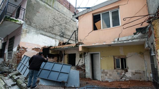 İzmir'de tünel inşaatında evleri zarar gören mahalleliden belediyeye tepki