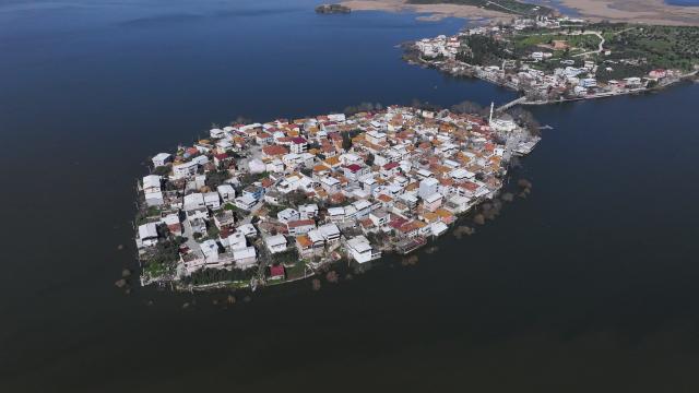 Uluabat Gölü'nde yağışların ardından su seviyesi yükseldi