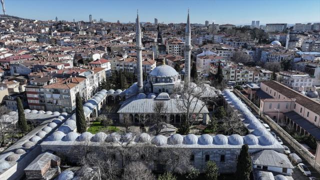 Mimar Sinan'ın eserlerinden Valide-i Atik Camii asırlara meydan okuyor