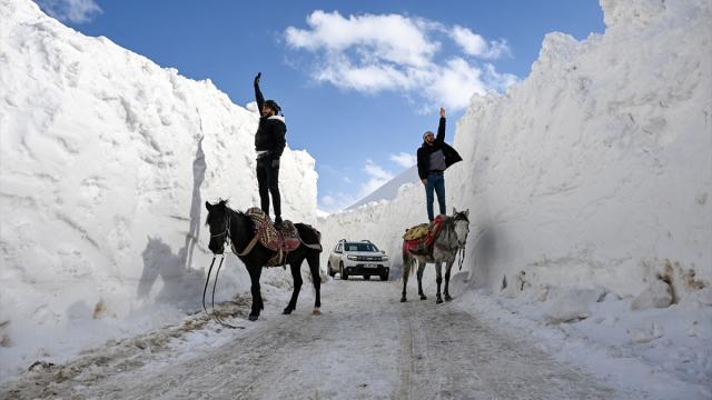 'Kar koridoru'ndan geçerek ilçeye ulaşıyorlar