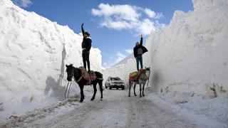 'Kar koridoru'ndan geçerek ilçeye ulaşıyorlar