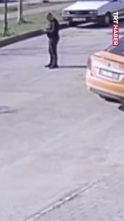 Telefona bakan yayaya, geri manevra yapan araç çarptı