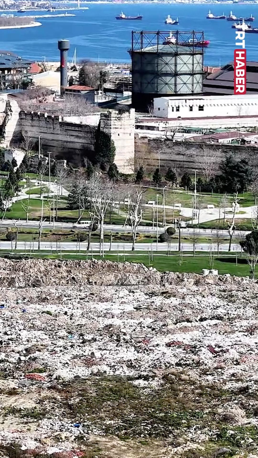Kazlıçeşme Meydanı'nda moloz yığınları oluştu